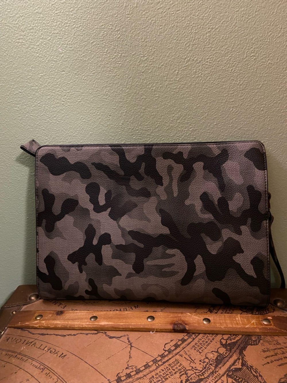 Women’s Camouflage Leather Zipfolio Clutch in Gray Camo
